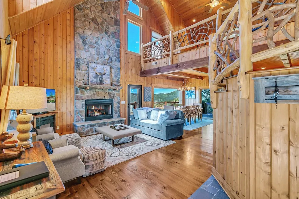 4 Mi to Sapphire Ski! Mtn-view Cabin w/ Deck