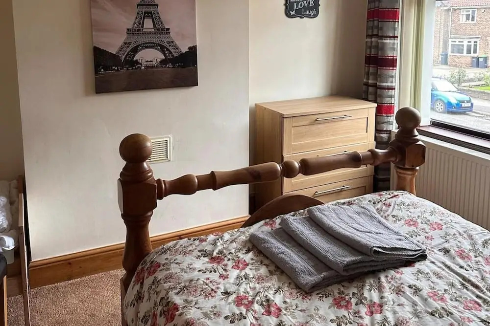 House - Sleeps 4 - Garden - on Street Parking
