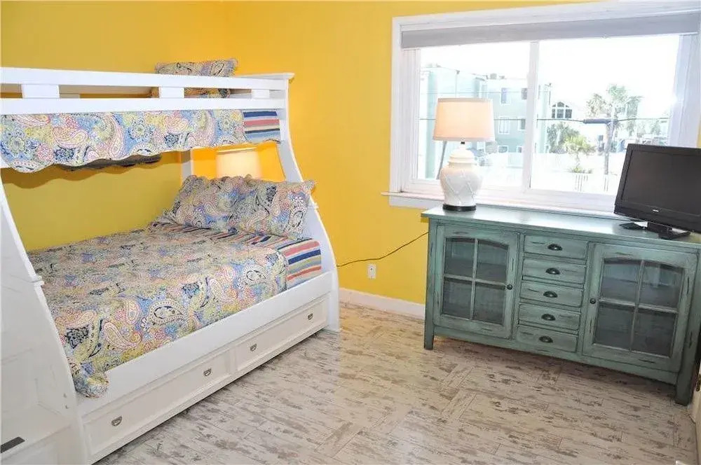 Beach Villa E - 3 Br condo by RedAwning