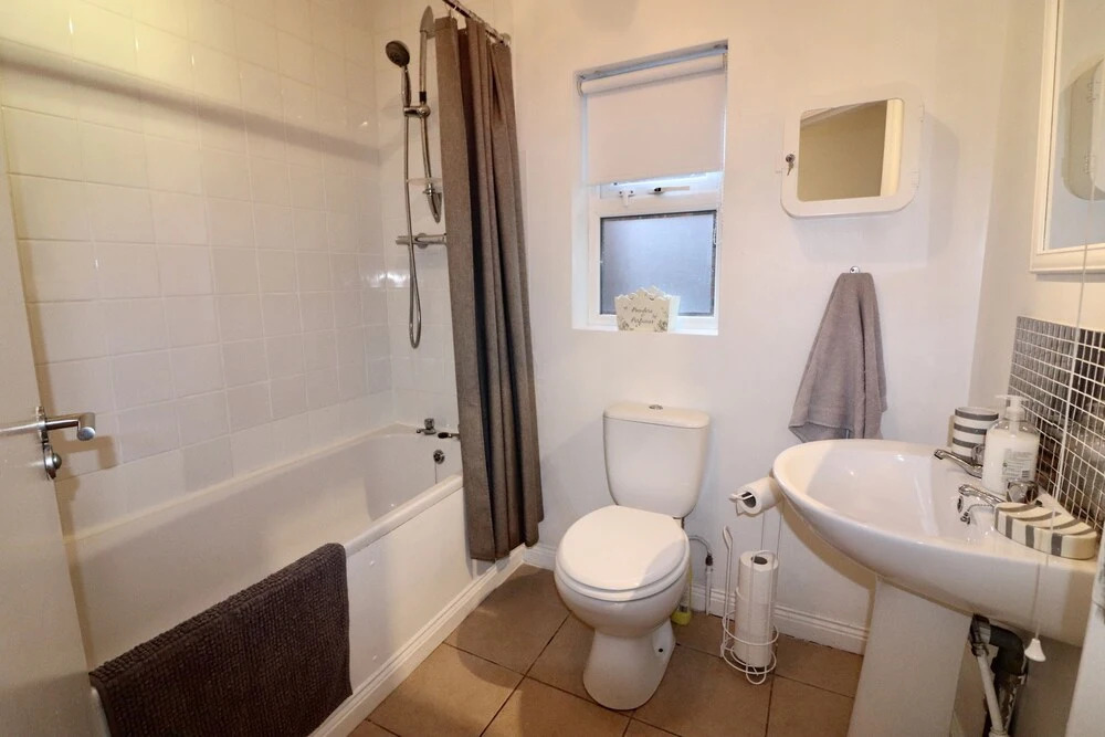 Sleeps 4 only 5 min by taxi