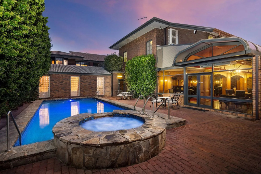 Adelaide Inn