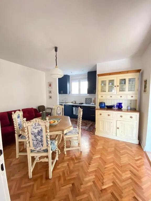 Lovely and peaceful vintage apartment near beach