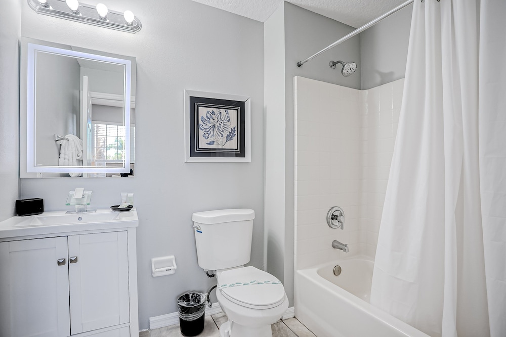 Beautiful Home With Private Pool, Screened Lanai, Wifi, Private W/d, and AC