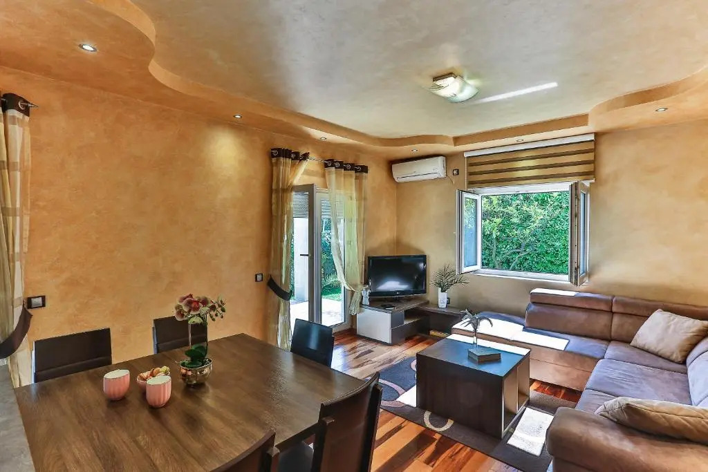 Montesun Holiday Novak Home