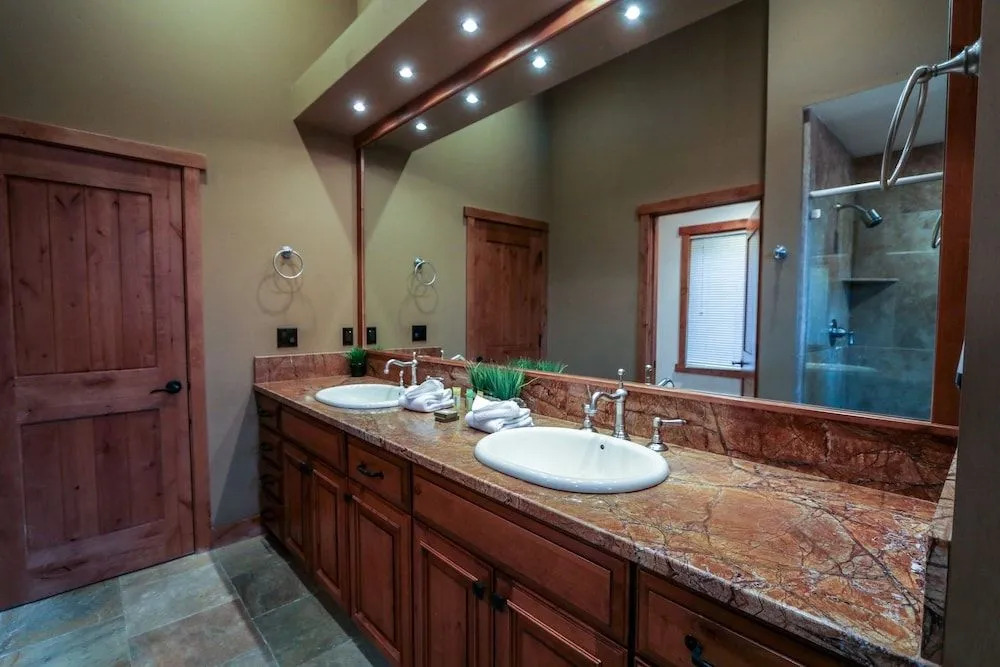 Stonegate #5 5 Bedroom Home by RedAwning
