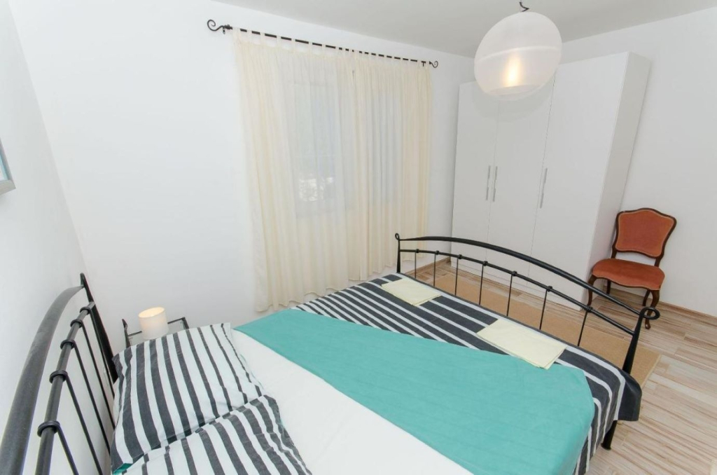 Apartment Lucija  - apartment with Pool: A1 Rogac, Island Solta