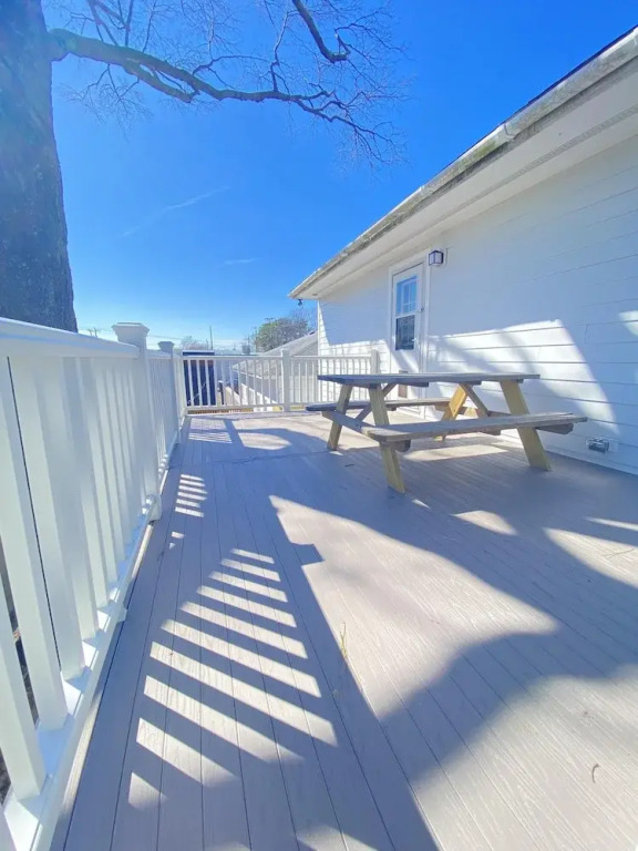 Upstairs 1Br Beach Apartment in the Heart of the Vibe District 5 Minute Stroll to Beach 1480