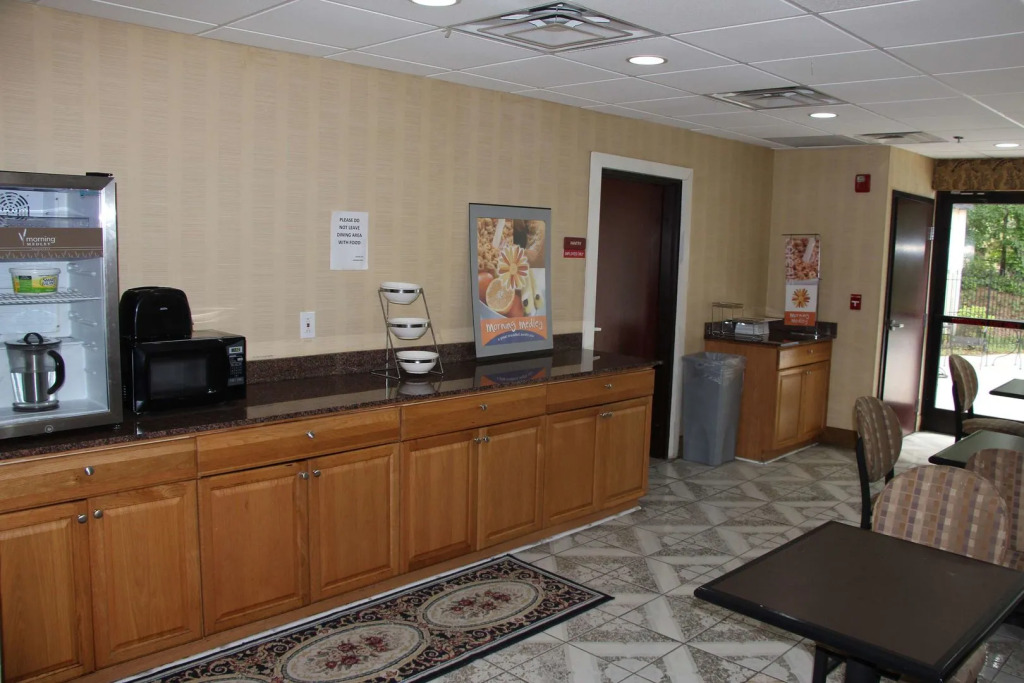 Jamestown inn & Suites