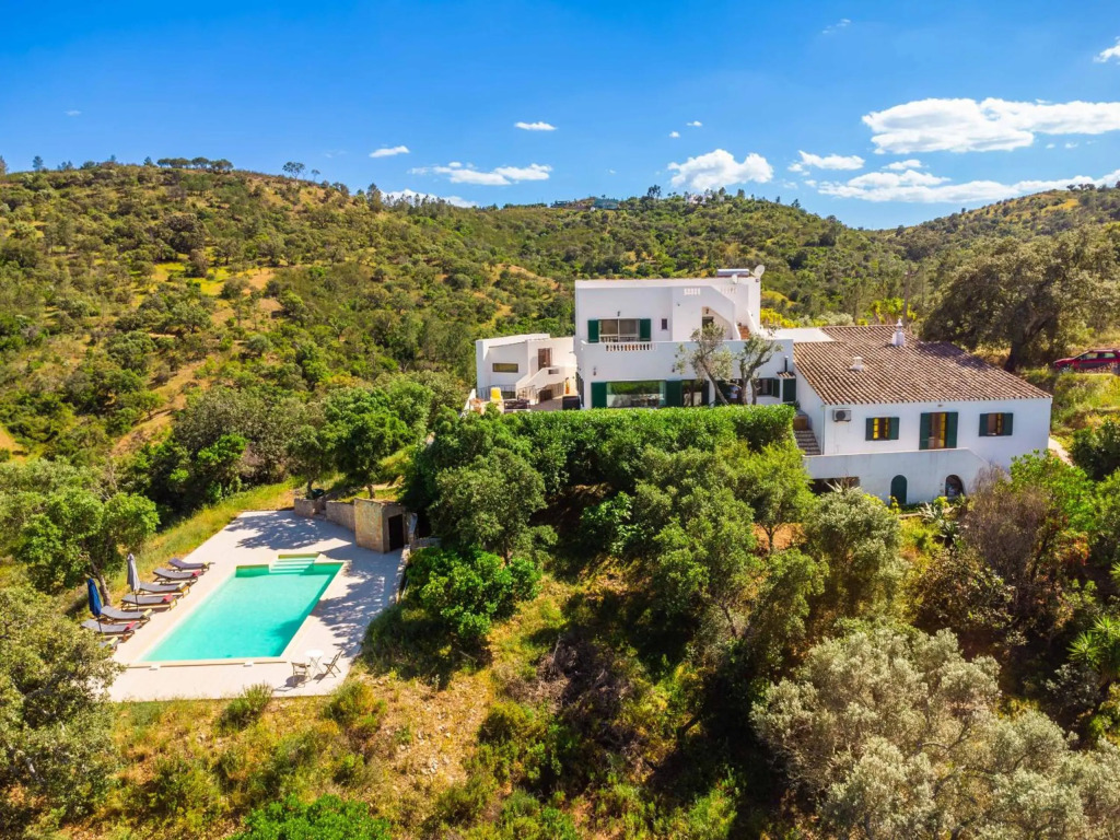 Villa Eiras Altas by Portucasa