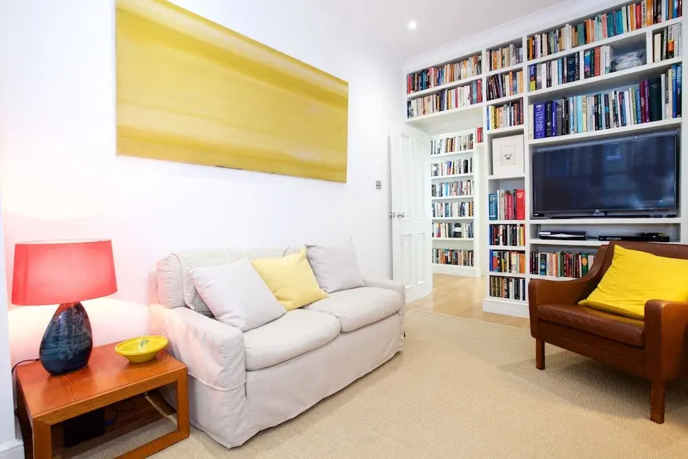 JOIVY English Retro 2BR Apt Near Battersea Park