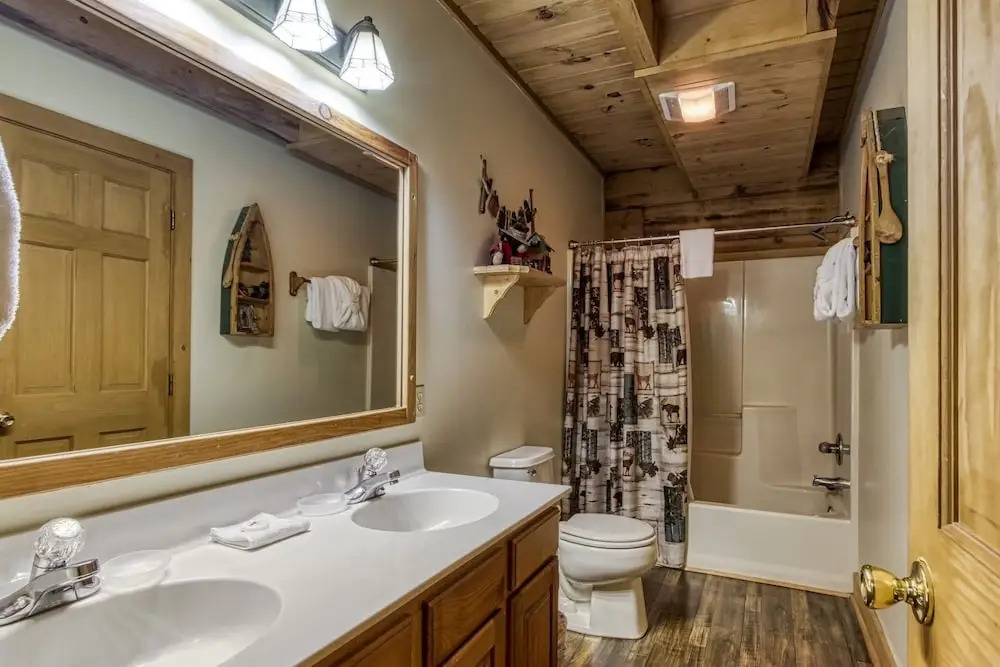 ER254 - Hibernation Hideaway Great Location - Close To Town! 5 Bedroom Cabin by RedAwning