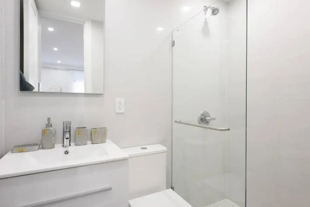 62-3A NEW Prime UES W D in unit Walk 2 C park