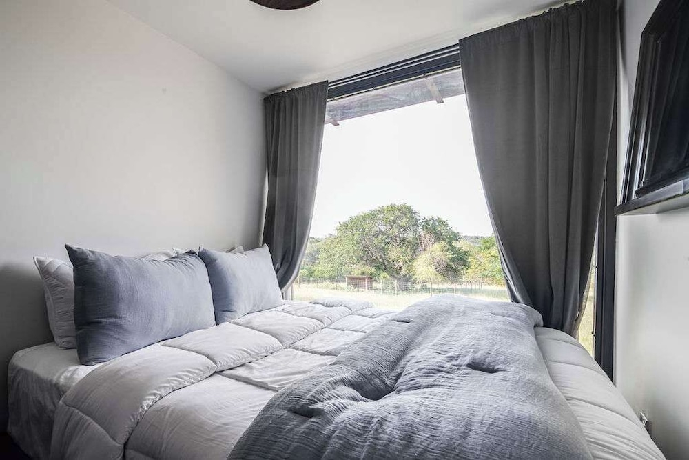 Luxury 4-bedroom Container Home, Hot-tub & Firepit