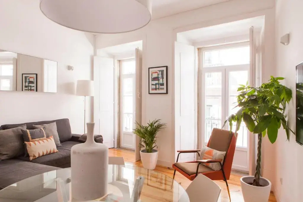 Cozy 1st Floor Flat Central Chiado District With Balconies and AC 19th Century building