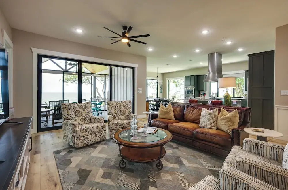 Lakefront Onalaska Home w/ Screened-in Porch!