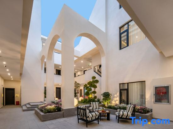 Xingman Yunli Designer Oxygen Homestay (Dukezong Ancient City Branch)