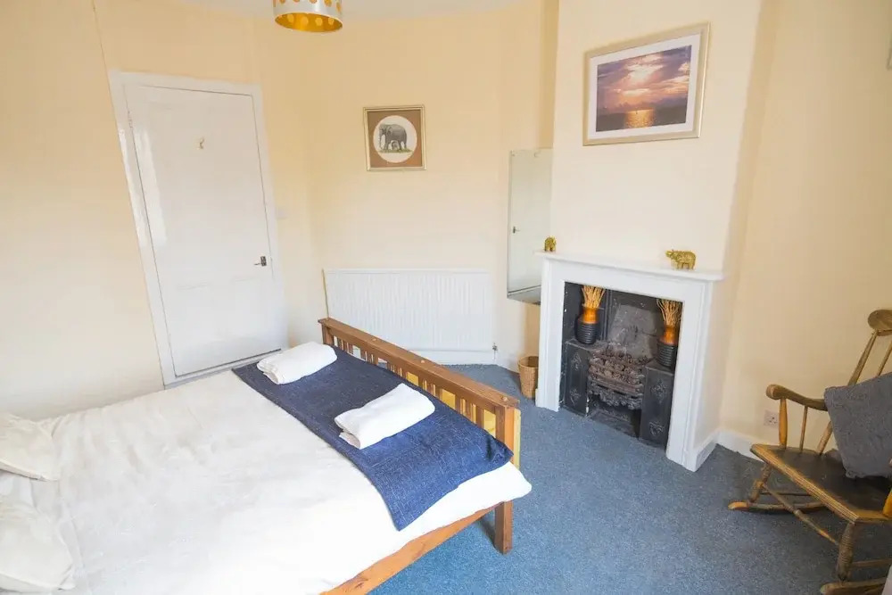 Three Bedroom Apartment Next To Pub
