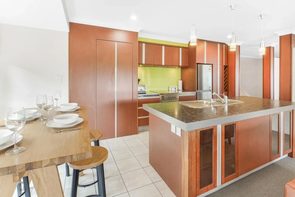Lake Retreat - Hamilton Holiday Home
