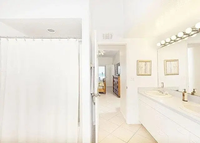 Blue Ocean Breeze 5 Br home by RedAwning