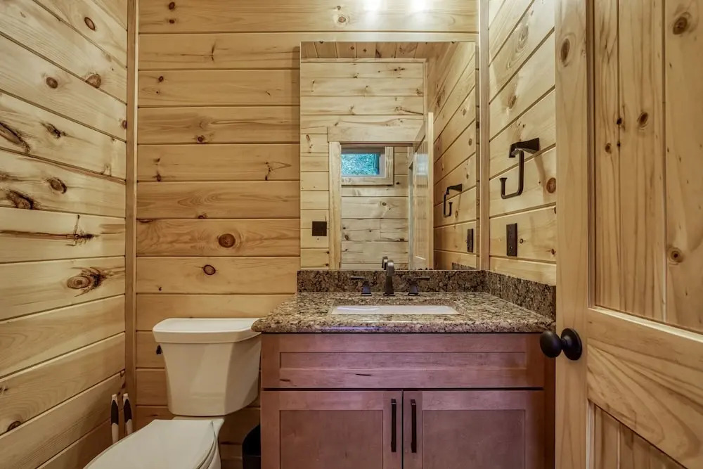 Bear Tracks Lodge 4 Bedroom Cabin by RedAwning