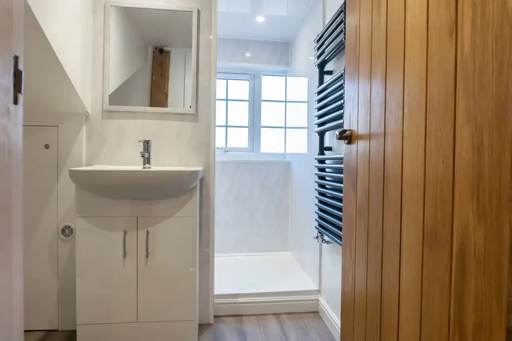 Gloucester-Beautiful 4 Bedroom Cottage-Sleeps 8-Free Parking-Fast Wi-Fi-Work or Leisure