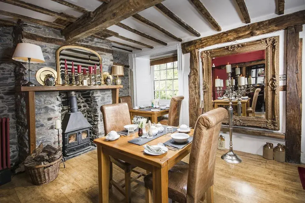 Cornerstones, 16th Century Luxury Self Catering House overlooking the River Dee