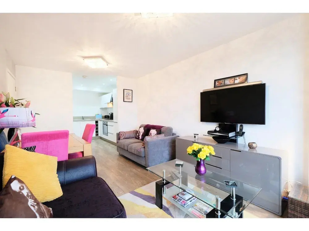Cozy, Modern 1BR Brixton Flat For 5