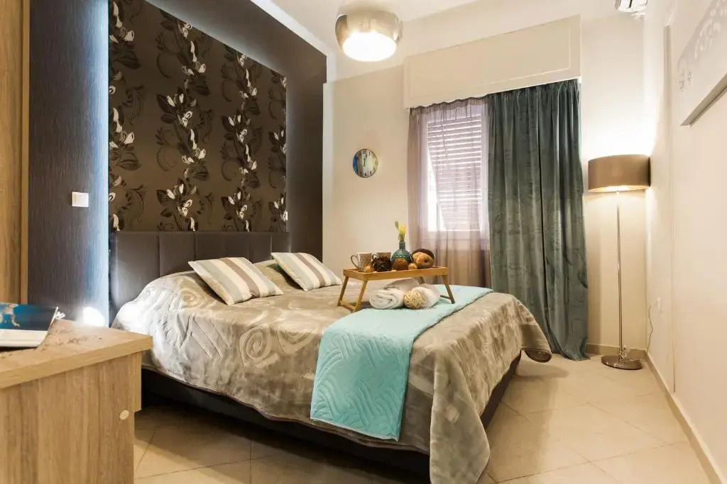 Safe, Central, Smart Double Rooms in apartment, next metro station walk to Acropolis
