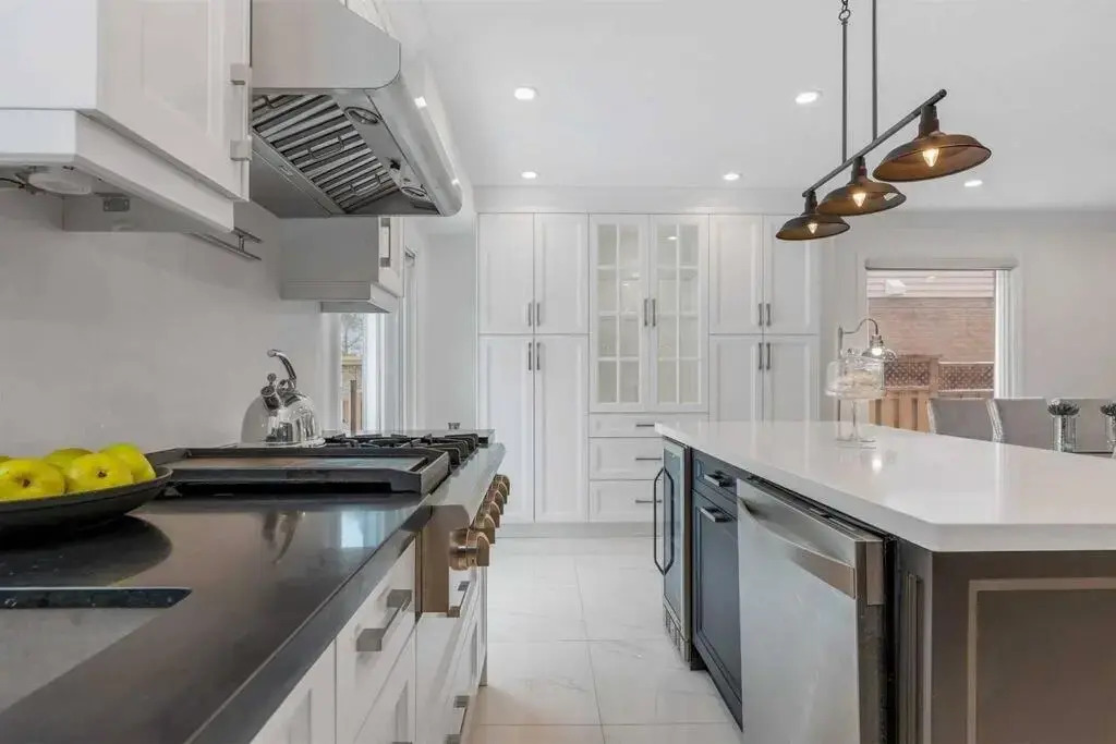 Modern main floor 3-bdrm apt backing onto a park