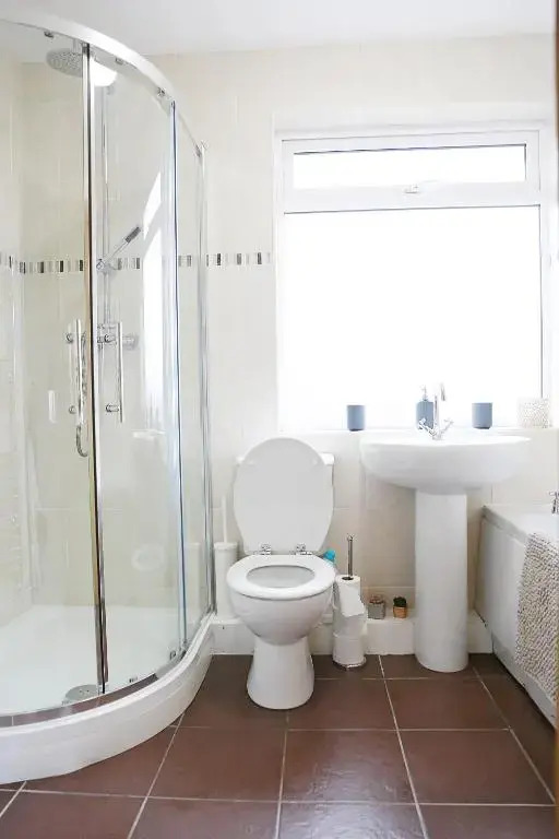 3BR House Sleeps 8 Close to Chester Zoo