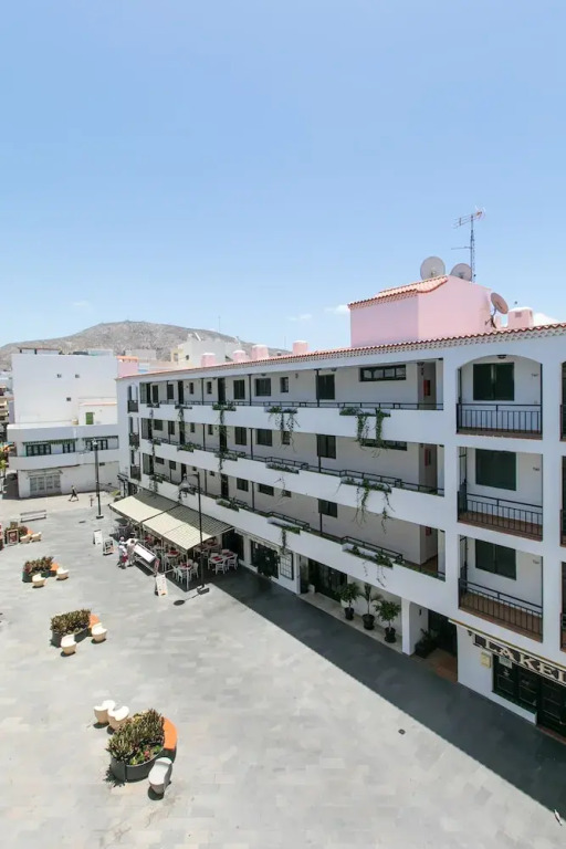 The Midpoint Apartment, Coastal Life Between the Two Beaches