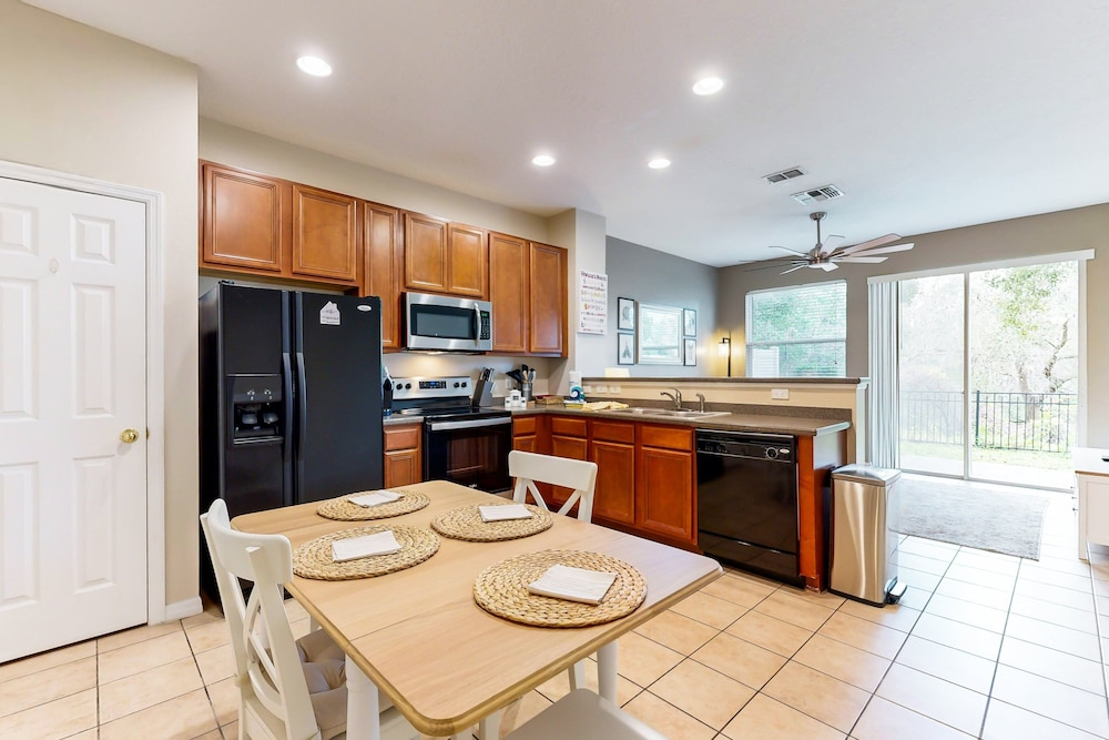 Dog-friendly Townhouse Near Disney With Outdoor Pool, Patio, Streaming, W/d, AC