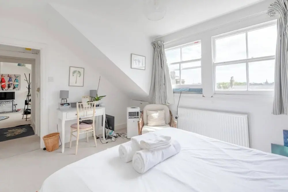 Top Floor 1BD Flat With Balcony - Ladbroke Grove