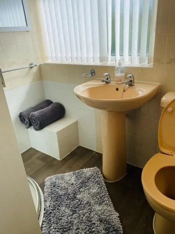 The 5 bed House With Spacious Rooms and Lounge