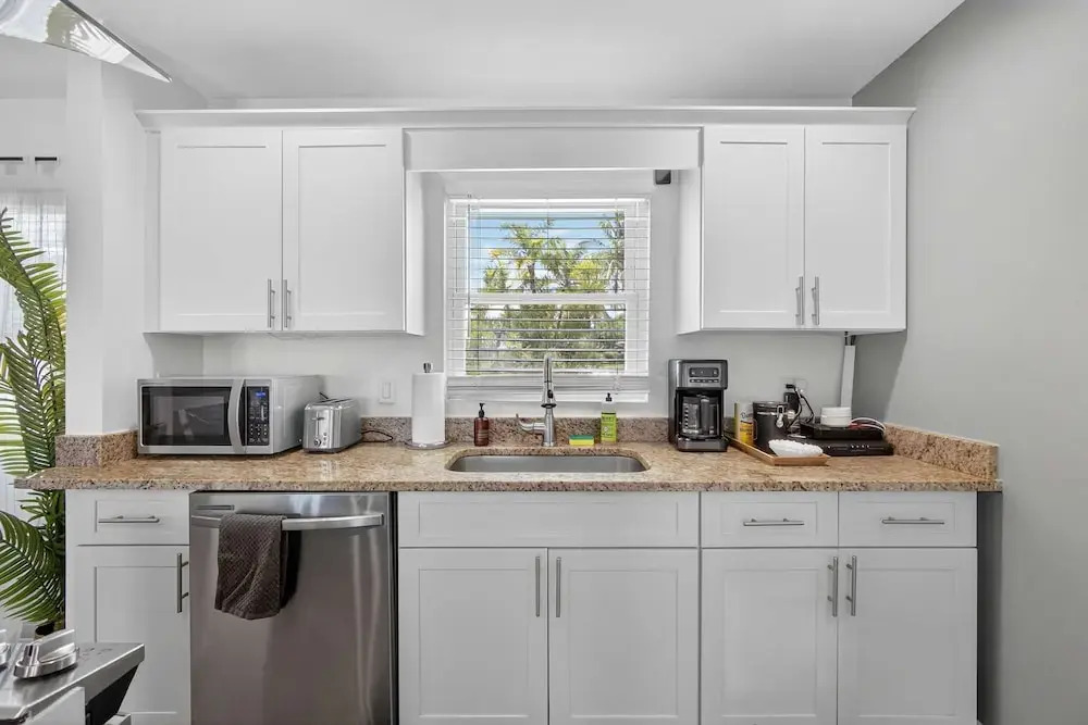 Luxury Meets Paradise Family-friendly 4BR w Pool