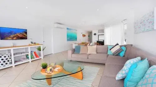 Unit 2, Beach Gallery, 9 Andrew Street Point Arkwright, 500 Bond, Linen Supplied