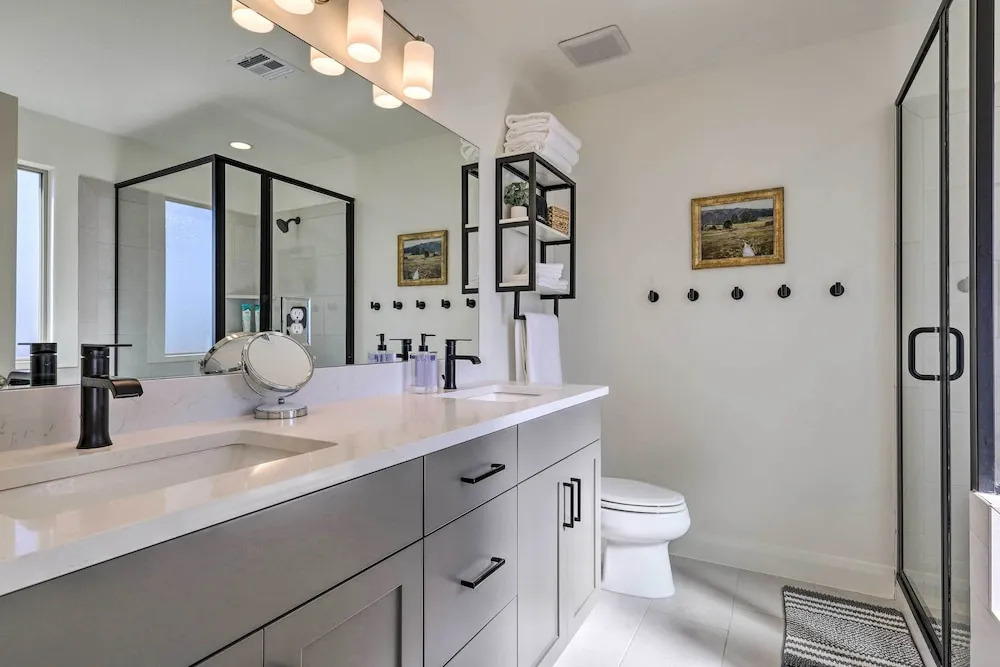 Hike, Golf, Unwind Poolside! Washington Home
