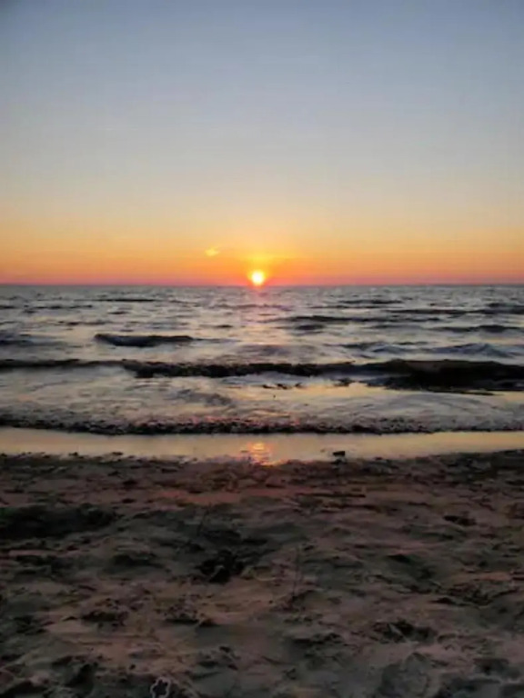 Cottage with River Front & minutes away from Beach