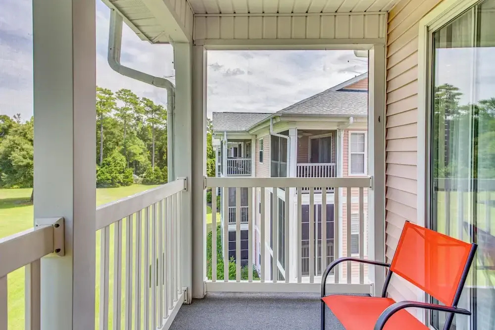 Screened Porch & Community Perks: Myrtle Beach Gem