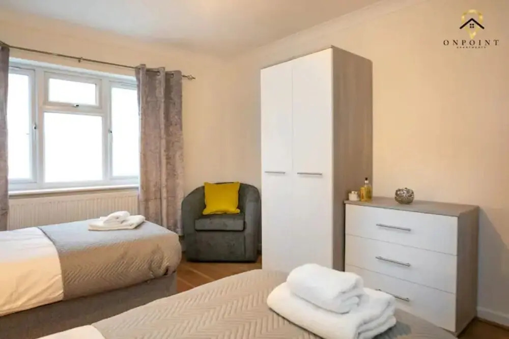 Spacious 6 Bed Home with Parking