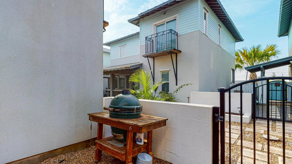 TP5 5BR Townhome, Shared Pool, In Town, Near Beach