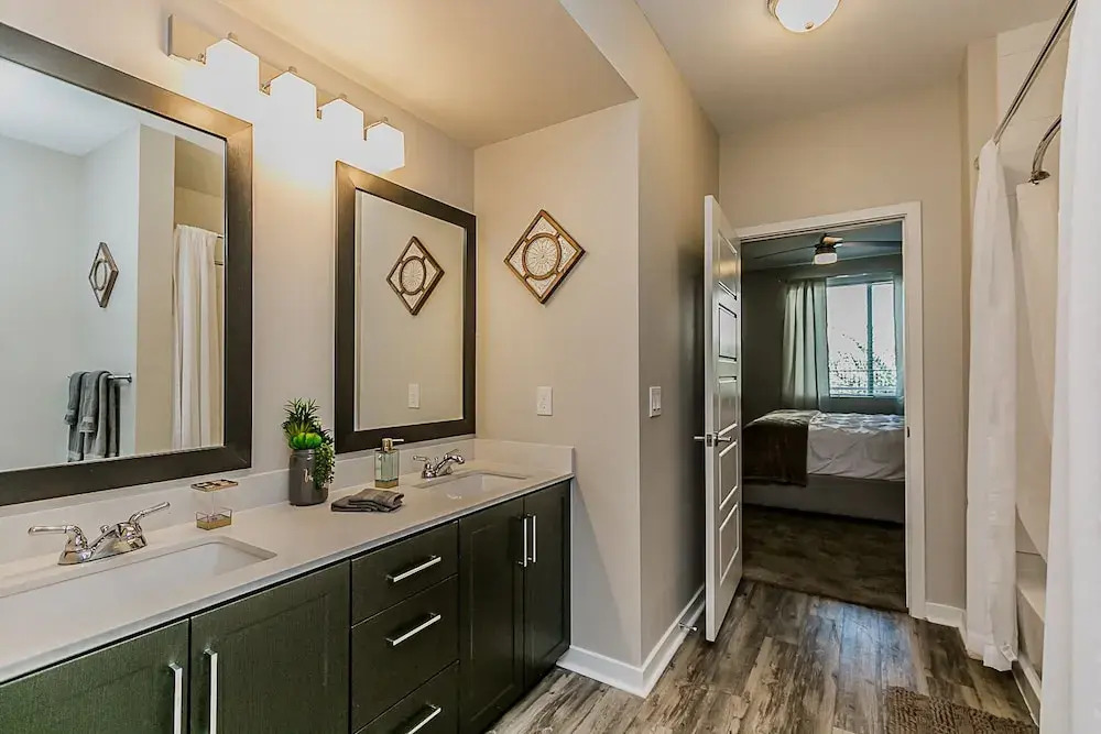 Upscale King, Pool View, Close to Kierland w/Parking (316)
