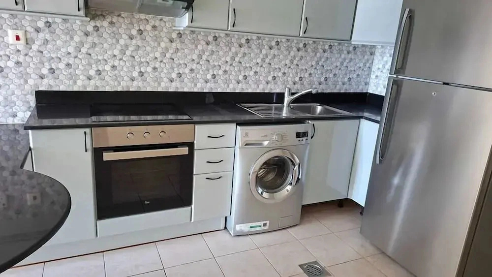 Spacious 2 bedroom Apt Near Marina Tram