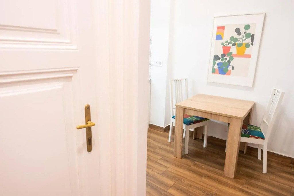FREE PARKING!! Cozy and quiet apartment near Kiraly street 4ppl, AC