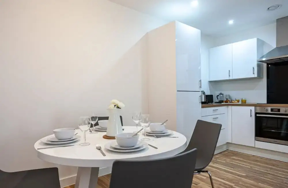Large And Modern 2 Bedroom Flat With City Views