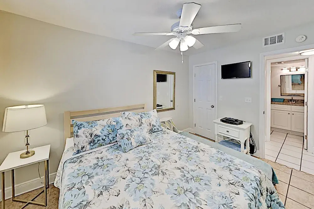 Walk Everywhere! Charming Gulf-view W/ Pool 2 Bedroom Condo