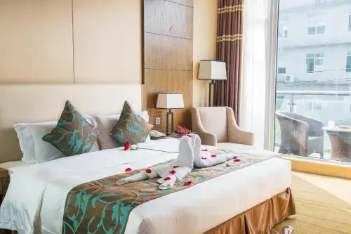 Chengdu Cloud Retreat Hotel(Dufu Thatched Cottage & Qingyang Palace Subway Station)