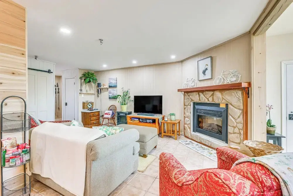 Walk to Slopes: Snowshoe Condo w/ Sunroom