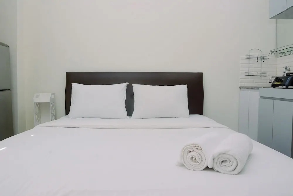 Comfort Studio at Green Pramuka Apartment near Shopping Center
