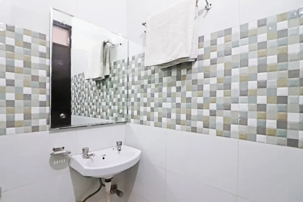 Mauryan Express Hotel Dashrathpuri Metro